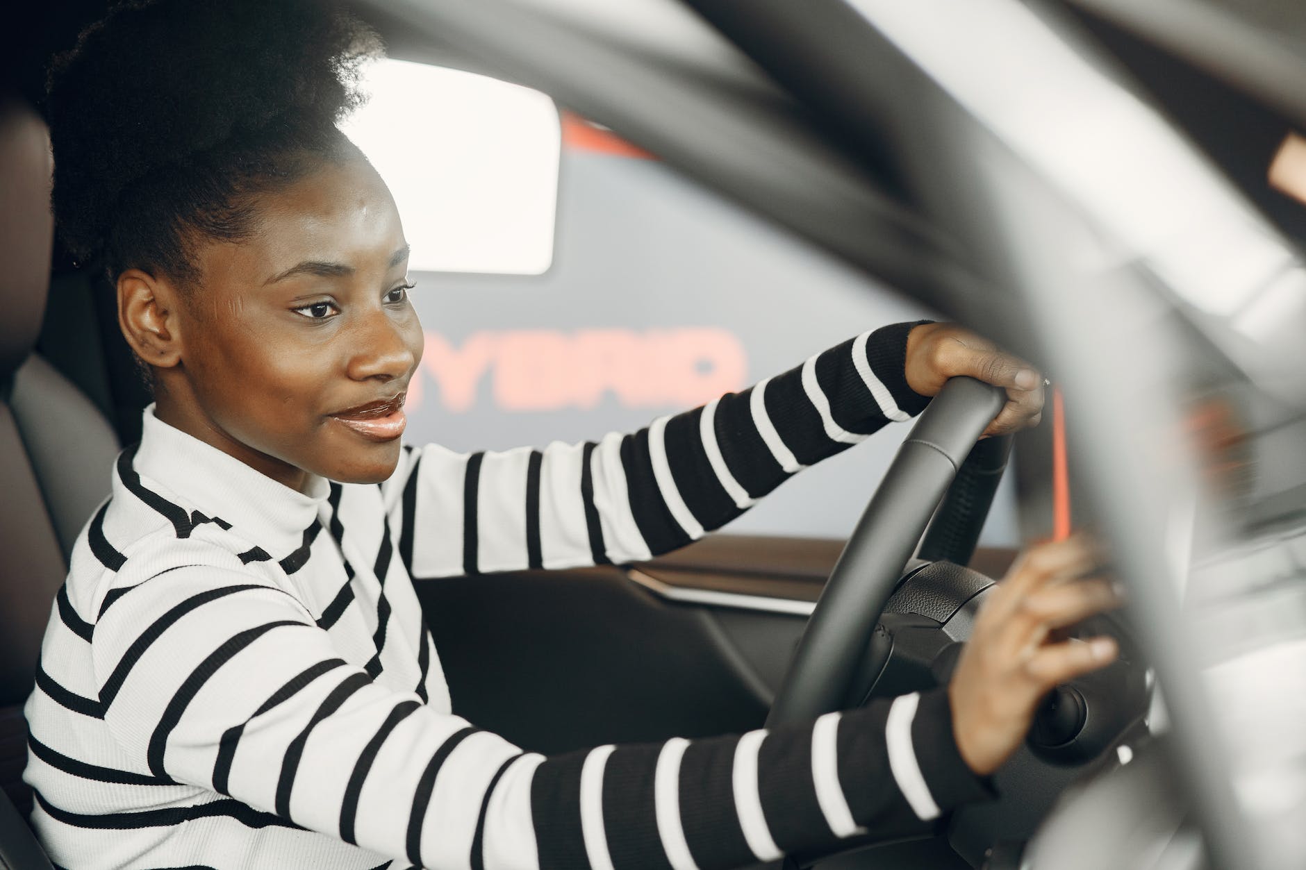 smiling woman at steering wheel in car